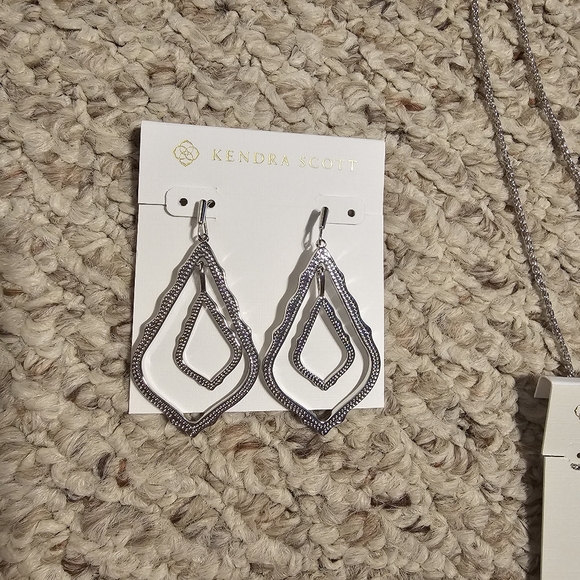Sliver Kendra Scott Set. - Picture 4 of 7